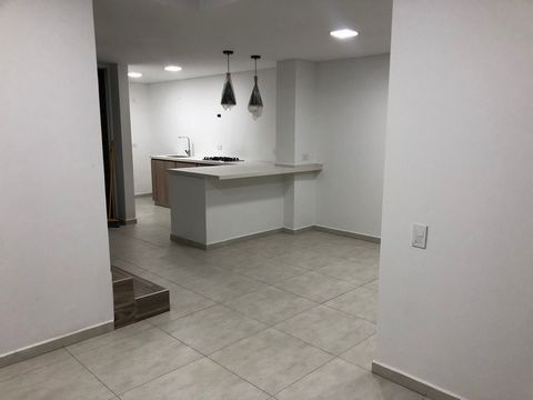 VENTA HERMOSA CASA EN CONDOMINIO JAMUNDI URBANIZACIÓN CINCO SOLES  Área del terreno: 104 mts2 Área Construida: 92.66 mts2 Área Privada: 83.97 mts2 Pisos: 2 Habitaciones: 3 Sala, Comedor y Cocina Integral Baños: 3 Garajes: 2 Estrato: 5 Administración:...