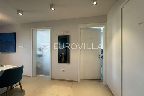 In the heart of the city of Pula, an 80 m2 apartment with an ideal layout is for sale. Located on the 3rd floor, it is currently used as an office, but with the help of a good floor plan and a little investment, it can be converted into an excellent ...