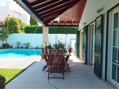 Villa mit traditioneller Architektur in einer ruhigen Wohngegend von Cascais, auf einem Grundstück von 543 qm. Es verfügt über einen großen Außenbereich mit einem guten beheizten Pool, einen gepflegten Garten und einen ausgezeichneten Bereich zum Gri...