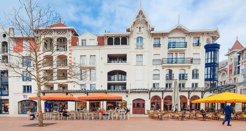 Situé Arcachon, célèbre ville balnéaire, cet appartement bénéficie d'un emplacement idéal au cœur de l'hyper centre, sur la place des Marquises. Sa proximité immédiate avec les halles, les commerces et la plage en fait un lieu de vie agréable et prat...