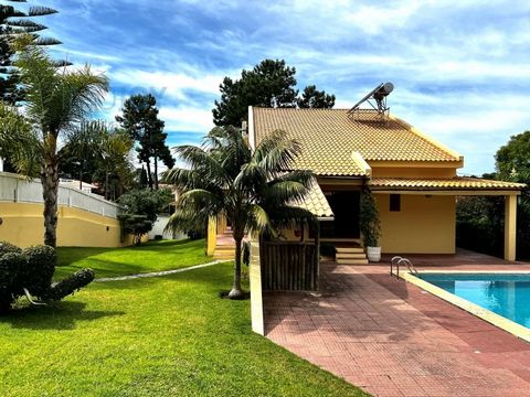 Located in Verdizela, right next to Herdade da Aroeira, this extraordinary villa has 540m2 of gross construction area and is set on a plot of 1100m2. It is a detached house V5+3 with 11 rooms with garden, swimming pool, garage, outdoor barbecue area ...