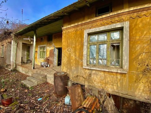 Имоти Тырновград предлагает вашему вниманию дом в городе Велико Тырново. Долна Оряховица. Недвижимость расположена на двух улицах со всеми доступными коммуникациями. Дом одноэтажный и состоит из шести комнат с тремя входами, одна часть которых распол...