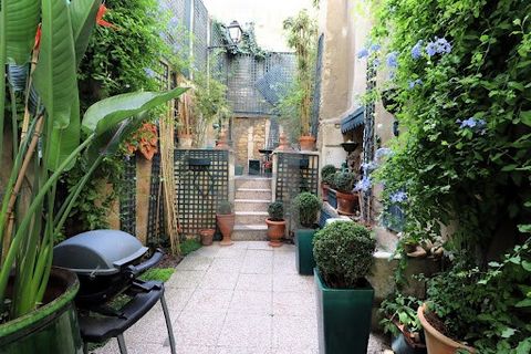 SAINT-REMY DE PROVENCE In the heart of Saint-Rémy de Provence town centre, discover this building with commercial premises, courtyard and roof terrace. The building comprises ground-floor commercial premises and the entrance to the independent home. ...