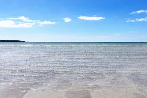 Gemütliches, älteres Ferienhaus in einem Waldgebiet im schönen Sandviken. In Laufnähe zum langen Sandstrand mit neu eröffnetem Strandcafé, Kneipenabenden und Eiskiosk. In einem beliebten Ferienhausgebiet auf Listerlandet liegt dieses einfachere Haus ...