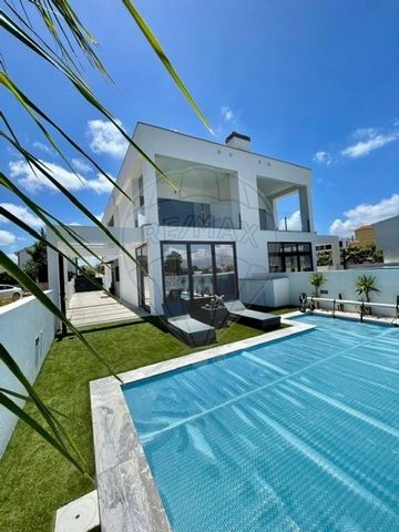 Amazing Villa with Pool in Fernão Ferro - New and ready to move in Semi-detached house 130m², with 3 bedrooms in excellent condition. Construction 2022 Consisting of 2 floors, a very generous outdoor area with space for 3 cars, barbecue area, leisure...