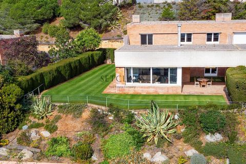 We are located in Sant Berger, the most exclusive area of ​​Teià, with this corner semi-detached house that has it all: a large private garden, lots of light and 24-hour security. In addition, it has a room on the ground floor, which makes it comfort...