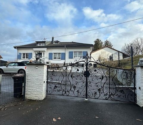 Dans cadre verdoyant et paisible, à 10 minutes d'Altkirch et de Mulhouse, à 25 minutes de l'aéroport Bâle-Mulhouse, venez découvrir cette magnifique maison de plain-pied, entièrement rénovée, 6 pièces, alliant le style shabby chic avec le contemporai...