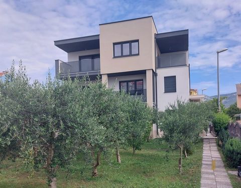 Recently renovated villa in an exceptional location only 200 m from the sea in beautiful city Kaštela. On three elegantly designed floors, the total living area of ​​330 m2 and the spacious garden of 522 m2 enchant with their luxurious details. Two c...