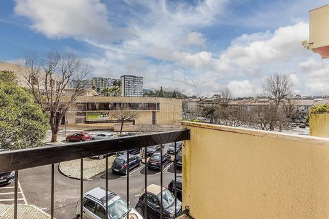 T3 at Rua Cesário Verde nº 7, Carnaxide – Central Location This 3 bedroom apartment, with 91m², is located on the 2nd floor without elevator of a well-maintained building, in one of the most central locations in Carnaxide. The property has a living r...