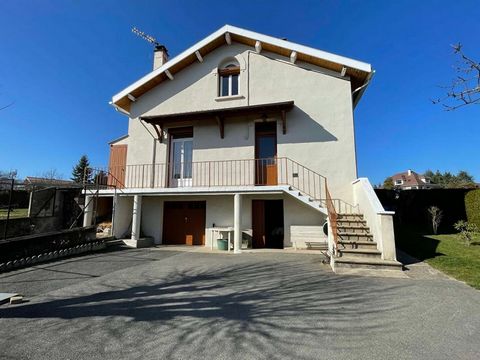 Maison sur les hauteurs de Boën Très bien entretenue, cette maison est élevée sur sous-sol complet (garage, buanderie, cave). A l'étage, salon, cuisine, salle d'eau avec douche italienne et deux chambres. Au deuxième étage, une troisième chambre. A l...