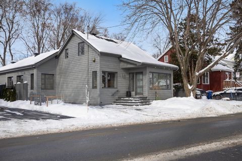 Fully renovated and expanded, this detached home combines style and functionality. Featuring 2 spacious bedrooms, 2 offices, and a modern kitchen, it stands out with its bright interior, high-quality materials, and well-thought-out layout. The beauti...