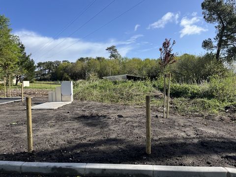 Suchen Sie ein Grundstück, um Ihr Haus am Meer zu bauen? Wir bieten 10 Baugrundstücke an, die sich in einer ruhigen und angenehmen Wohnanlage in der Nähe von Geschäften und Stränden befinden. Merkmale : Vollständig erschlossenes Land: Wasser, Strom, ...