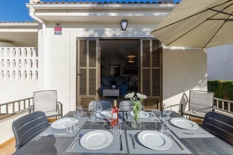 The private terrace of this wonderful coastal house is the perfect place for a good lunch or dinner, outdoors, right around the beach, fully accessible on foot after a short walk. In addition, surrounding the house they have a nice corner, with artif...