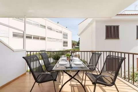 Ce charmant appartement près du centre de Puerto de Alcudia offre le confort d'une maison qui fera de vos vacances une expérience inoubliable. Imaginez commencer la journée avec un petit-déjeuner sur la magnifique terrasse de l'appartement, ou prolon...