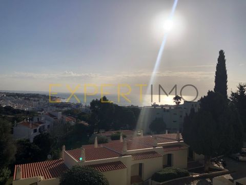 Dreaming of a pied-à-terre in the Algarve or a turnkey investment in a sought-after region of southern Portugal? This stunning 1-bedroom apartment, located in the renowned Albufeira Jardim residence, is a rare opportunity not to be missed. Take a loo...