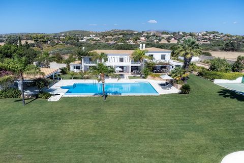 Located in the enchanting setting of Petrothalassa, Porto Heli, Villa Imposing embodies pure refinement and elegance. Nestled on a 4,000 m² plot, this sumptuous 400 m² property offers direct access to the sea, making every sunrise an unforgettable sp...