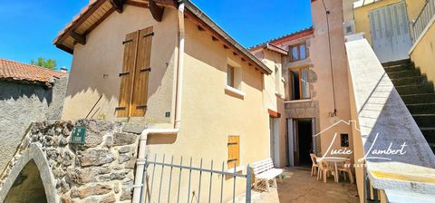 This charming village house is located in Auzat-la-Combelle, offering an ideal location a few minutes from Brassac-les-Mines and Saint-Germain-Lembron, as well as 13 minutes from Issoire. This strategic location combines the tranquility of a small to...