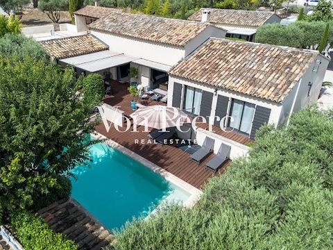 Nestled in the heart of the famous village of Eygalières, this single-story house of 210 m², built with high-quality materials, offers an exceptional living environment, free from any nuisances. The main house consists of a spacious 70 m² living area...