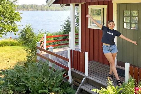 Cottage with fantastic lake plot by lake Järnlunden in beautiful Östergötland, own beach with jetty and access to a rowing boat. On the plot there are several terraces one with dining area and one with jacuzzi which has an adorable view of the lake. ...