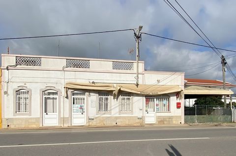 Located in Luz de Tavira. This traditional house offers spacious areas and an excellent location, combining the tranquility of the countryside with proximity to the sea and major urban centers. Traditional Algarve house in the picturesque village of ...