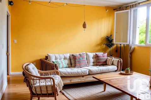 iad France - Sylvie Mercier vous propose: Rochefort – Appartement T3 lumineux de 55 m² Idéalement situé à deux pas des écoles, commerces, centre commercial et grands axes, cet appartement se trouve au 1er étage d’une résidence bien entretenue. Un age...