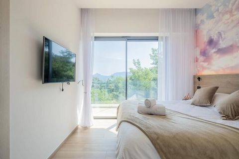 Dominant les paisibles collines de Mandelieu, cette somptueuse maison de vacances offre un refuge privé où la tranquillité se conjugue à des vues imprenables sur la Méditerranée. Imaginez-vous savourer un café le matin sur la terrasse ensoleillée, vo...