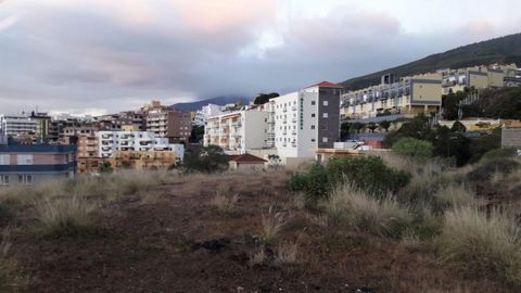 Terreno en entorno urbano en el barrio de Las Caletillas, Candelaria, una de las zonas con mayor demanda en la isla de Tenerife. Se trata de un suelo urbano, en una zona próxima a la playa de Caletillas que se encuentra a 150 metros del terreno y se ...
