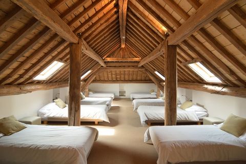 Dit luxueuze kasteel in de Ardennen beschikt over een sauna en een prachtige uitstraling. Dit verblijf is ideaal voor speciale gelegenheden zoals een huwelijk, dankzij de 13 slaapkamers die gezamenlijk maar liefst 36 personen kunnen accommoderen. Beg...