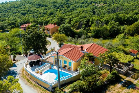 Nella bellissima città di Ripenda Kras, troverete questa lussuosa villa con 3 camere da letto per 6 ospiti. Adatto per amici e famiglie in vacanza, questa struttura dispone anche di una piscina privata, una sauna e una vasca idromassaggio per rilassa...