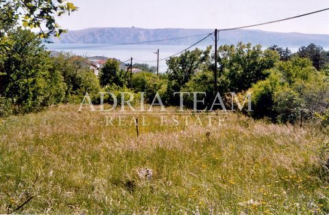 We offer for sale construction plot of 365 m2 in Klenovica (Novi Vinodolski). The land is located in the zone of built-up construction land and the Spatial Plan of Novi Vinodolski mandates the following: It is possible to build a detached building wi...