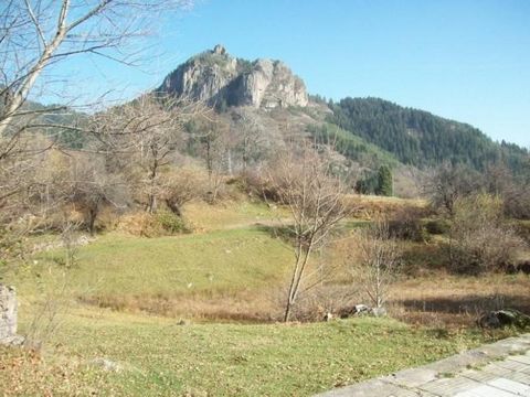 442: WIR BIETEN EINE IMMOBILIE IN SOFIA ZUM VERKAUF AN. SMOLJAN 500M. AUS VIERTEL. DAS EINZUGSGEBIET BETRÄGT 1900 M². DAS GRUNDSTÜCK WIRD AUF DER EINEN SEITE VON EINER ASPHALTSTRASSE UND AUF DER ANDEREN SEITE VON EINER UNBEFESTIGTEN WEICHEN STRASSE B...