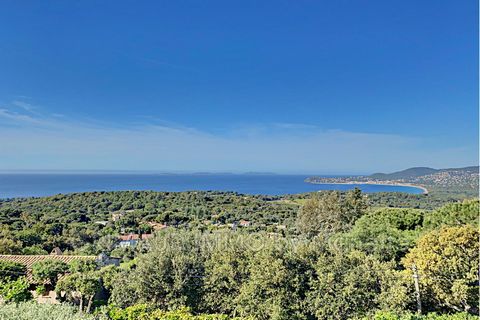 Penthouse with superb terrace facing South / West with breathtaking views of the Golden Islands, quiet setting in a small condominium of 2 lots, swimming pool and private garden, consisting of: entrance, large living / dining room, fitted kitchen, 3 ...