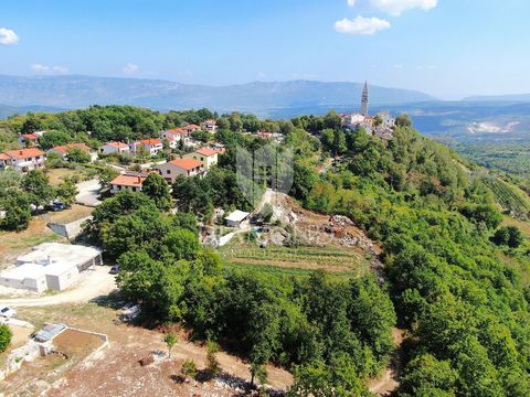 Location: Istarska županija, Pićan, Pićan. Central Istria, Pićan, building plot on the edge of the village with an open view. We are selling a building plot of 1100 square meters, the plot is located on the edge of the medieval town of Pićna. the lan...