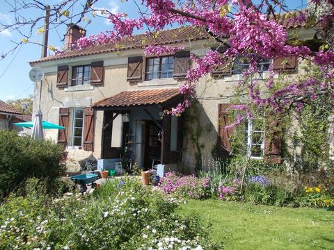 Entre la Roche Chalais à 7 minutes et de Chalais à 12 minutes secteur de Parcoul Chenaud en limite de 2 dépatements Charente et la Dordogne se trouve dans un hameau paisible et tranquille et au calme, charmante maison champêtre de 131 m2 avec un étag...