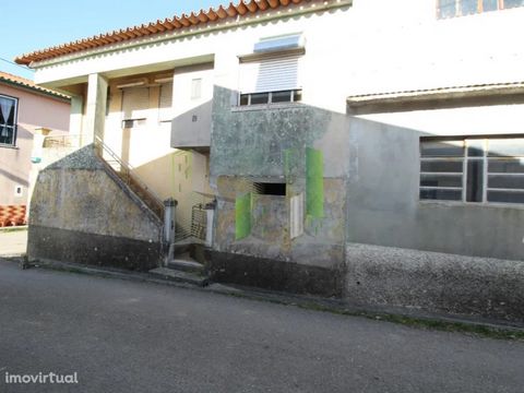 House M2, Casal Cadima, to recover! The villa is located in a quiet area and is inserted in a set of two plots of land in a total of one thousand three hundred and fifty-two square meters. Part of the villa is habitable with a kitchen, a bedroom and ...