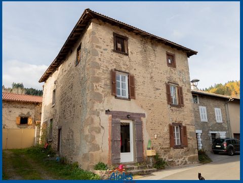 10 minuten van Ambert, in het zeer mooie dorp Champetieres, stenen dorpshuis op twee niveaus te renoveren. De begane grond bestaat uit een woonkamer 