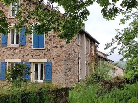 Le Vigen, stone house from the 1900s, located at the end of a quiet cul-de-sac with unobstructed views. The living area is 207 m2 distributed in two apartments of 62 m2 and 145 m2 with independent entrances. - The apartment of 62 m2 includes in the R...