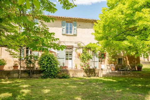 Lourmarin. Provence.Vaucluse 40 minutes from Aix en Provence and its TGV station. In the countryside of La Tour d'Aigues this old farmhouse of 200m2 with a magnificent covered terrace with barbecue of 36m2, its stables of 60m2 composed of 2 box stabl...