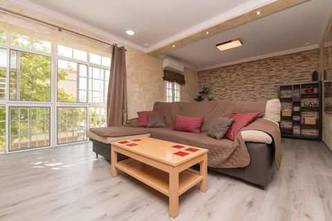 Located in the heart of San Fernando, this cozy apartment welcomes 4+4 guests. This is the ideal accommodation for those who want to get to know the south of Spain and soak up all its charm. Its large windows make the rooms very bright and also offer...