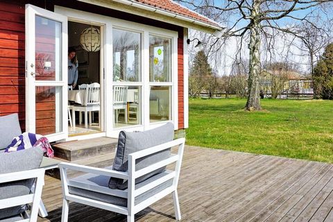 Charmant cottage en bord de mer dans un cadre rural à Löttorp, dans le nord d'Öland. Ici, vous vivez dans une nature magnifique à distance de marche de la mer et de la baignade avec de belles plages de sable blanc et à proximité de nombreux sites et ...