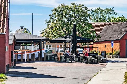 Cottage moderno in una buona posizione vicino al porto nell'idilliaco villaggio di pescatori Snogebæk. Il cottage è tenuto in un luminoso stile scandinavo ed è decorato in modo molto funzionale. Dal soggiorno si accede ad un ampio terrazzo con mobili...