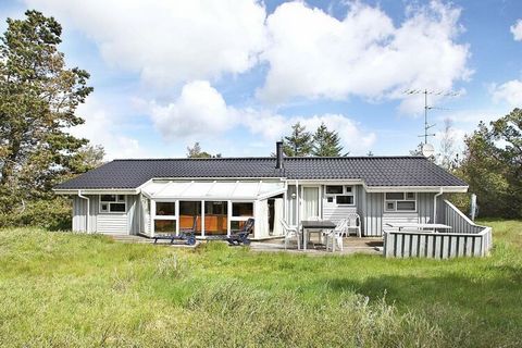 Auf einem großen, heidebewachsenen Dünengrundstück liegt dieses Ferienhaus mit Swimmingpool, ca. 500 m vom Skiveren Strand entfernt. Das Haus wird von großen Terrassen umgeben, von wo aus Sie herrlich das Wetter und die schöne Natur genießen können. ...