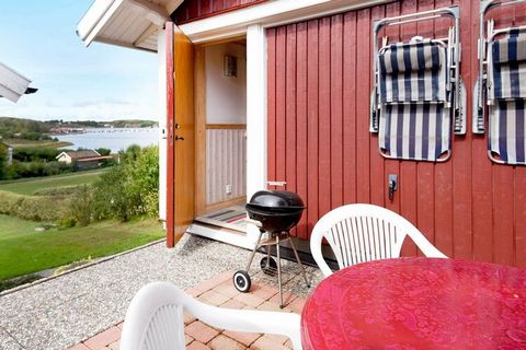This newly-built holiday home is set fifty metres from the sea in the picturesque town of Hamburgsund. The upper floor has a fantastic view of the sea. On the bottom floor you will find a spacious, well-equipped kitchen with a washing machine. From t...