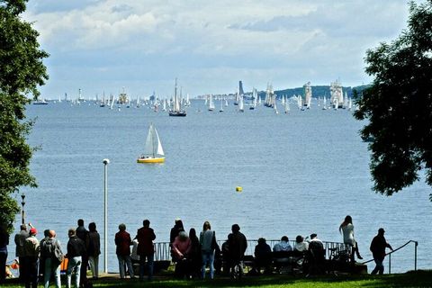 Penthouse au bord de l'eau au bord de l'eau à Marina Wendtorf. Depuis le salon et la terrasse sur le toit, vous avez une belle vue panoramique sur la mer et le petit port de la mer Baltique, qui est protégé par un promontoire. Grâce aux jumelles inst...