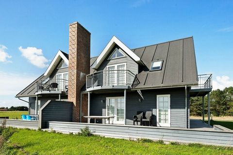 Ferienhaus mit Panoramablick über den Golfplatz und die offenen Felder. Von der offenen Küche kann man den Aktivitäten im Wohnzimmer folgen, wo ein Holzofen an kühlen Tagen wohlige Wärme verströmt. Das Wohnzimmer hat beheizte Holzböden und ist mit mo...