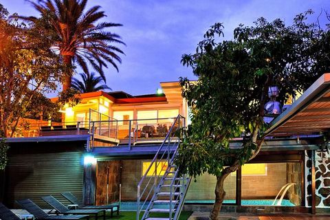 Villa de rêve avec sa propre piscine et une architecture extravagante avec des chambres spacieuses et lumineuses et des meubles de haute qualité. Sur la propriété de 2000 mètres carrés avec des arbres fruitiers et des pelouses, vous pouvez passer de ...
