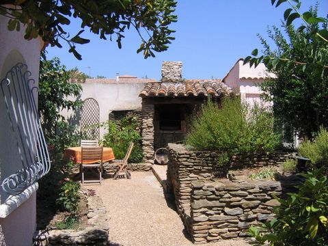 Well located minervois residence close to amenities and the Canal du midi offering the potential of a good revue from 2 apartments. The two properties are of different ages and have been renovated to a good standard. The main house from the 1930s off...