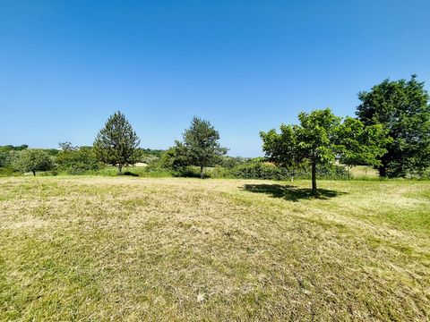 In the heart of the Drôme hills, in a bucolic and quiet setting, 5 minutes from the center of Hauterives, beautiful building plot of about 1180 m2, free of builder. To be serviced. To see very soon with Marjorie Ebener (EI) - Ad written and published...