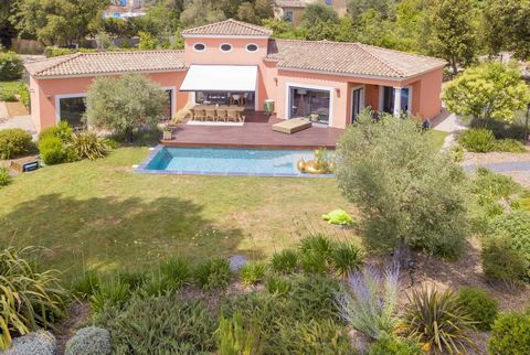 Roquefort-les-Pins: Residential area, superb recent villa facing south in absolute calm with very nice amenities offering: entrance hall, large living room, dining room, fitted American kitchen, laundry room, 4 bedrooms including a spacious master su...