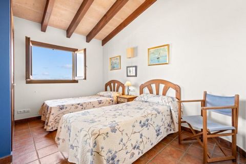 Met uitzicht op de zee in Cala Morell, verwelkomt dit prachtige huis met privé zwembad tot 6 personen. De idyllische buitenkant van de woning is perfect om te genieten van het mediterrane weer. Dit huis ligt aan zee en beschikt over een chloorzwembad...